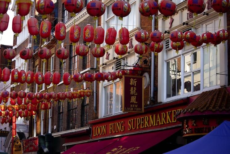 Angle de la Gerrard Street surplombée par des lanternes 