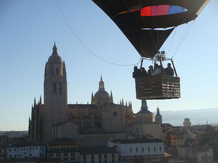 la cathédrale de Segovia depuis la montgolfière