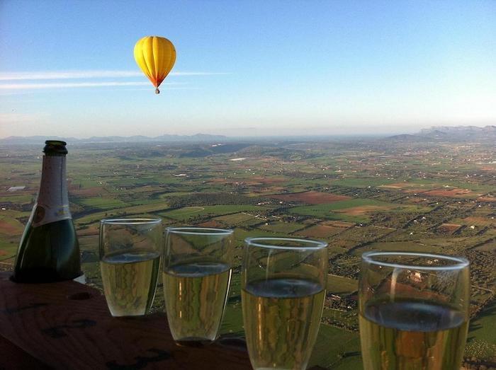 du cava et des verres de champagne dans la montgolfière