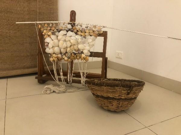 tapisserie en macrame et coquillages de Kirti