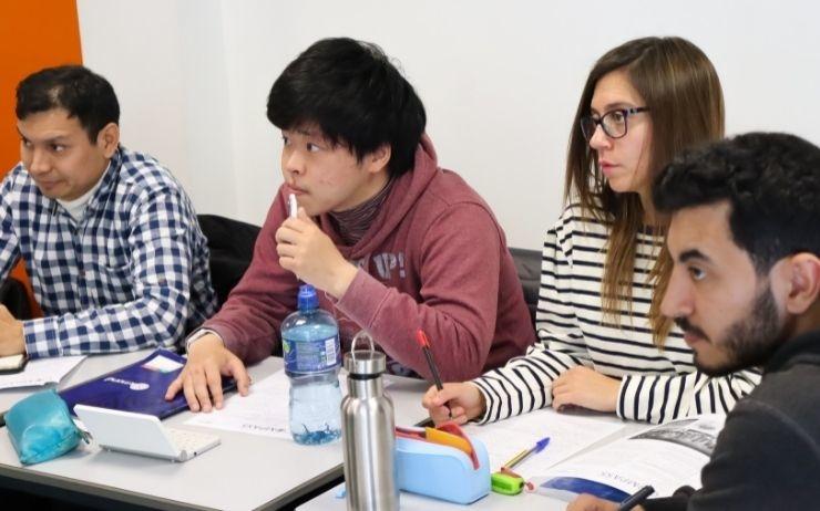 etudiants du CES pendant un cours