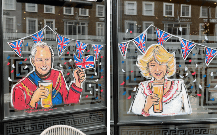 Le roi Charles III et la reine Camilla représentés par un artiste à Londres