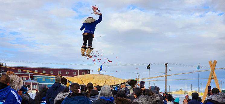 Photo: Nalukataq, Festival de la chasse à la Baleine et le célèbre “saut sur couverture” (blanket toss), a Utqiagvik (Barrow) en juin 2024