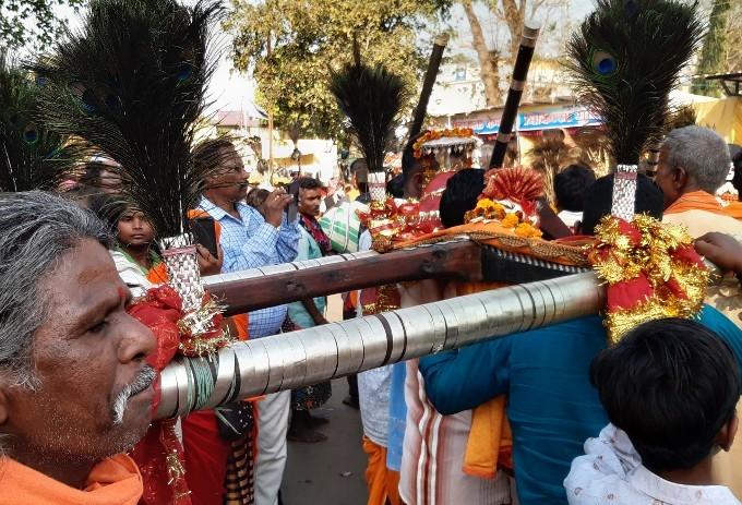 Hommes portant un palanquin vide pour Danteshwari