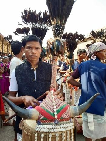 Coiffe faite en cornes de bovin dans le Chhattisgarh