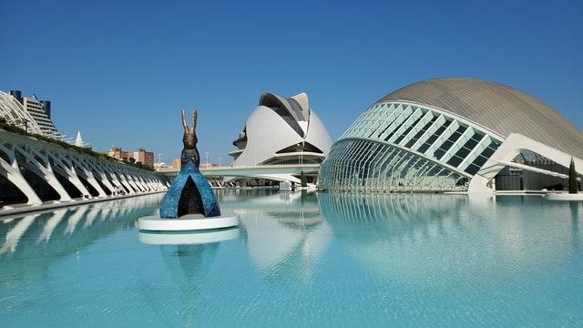 la cite des arts et des sciences avec le ciel bleu a valencia