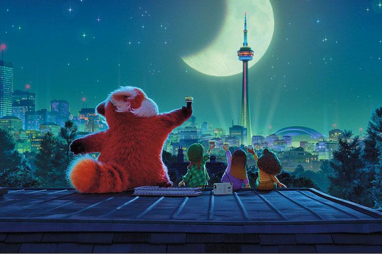 Les personnages du film Pixar Alerte rouge regardant la lune et la CN Tower de nuit