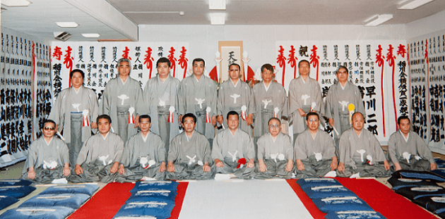 a photo of the Coach and his crew (he is in the center in the picture). (Kanazawa Nobuyuki)