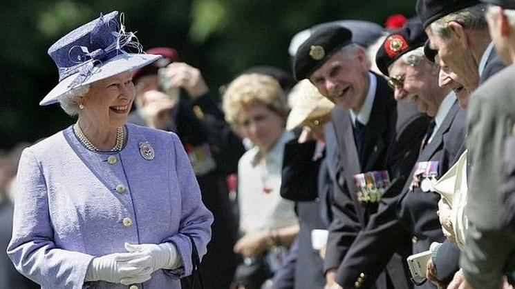 Elizabeth II lors des commémorations en 2014 en France 