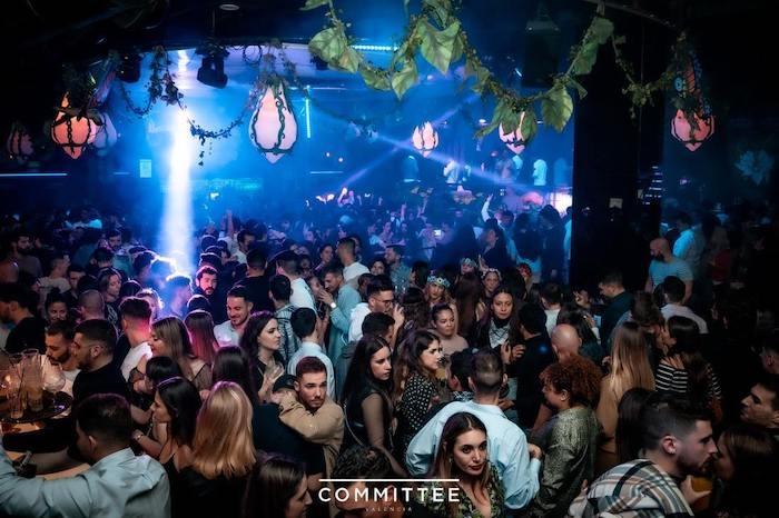 des personnes en train de danser dans la boîte de nuit le Committee à Valencia