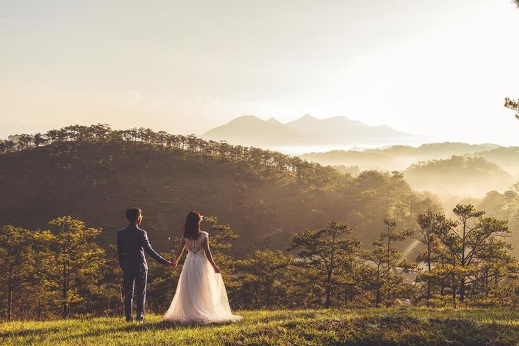 un couple de jeunes mariés à Dalat au Vietnam 