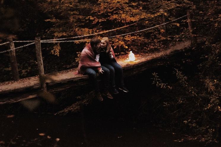 un couple en expatriation lors d'un coucher de soleil 