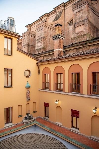 cour intérieur ancienne de couleur jaune