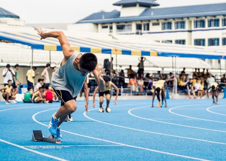 coureur à une compétition de course avec starting block Sodex