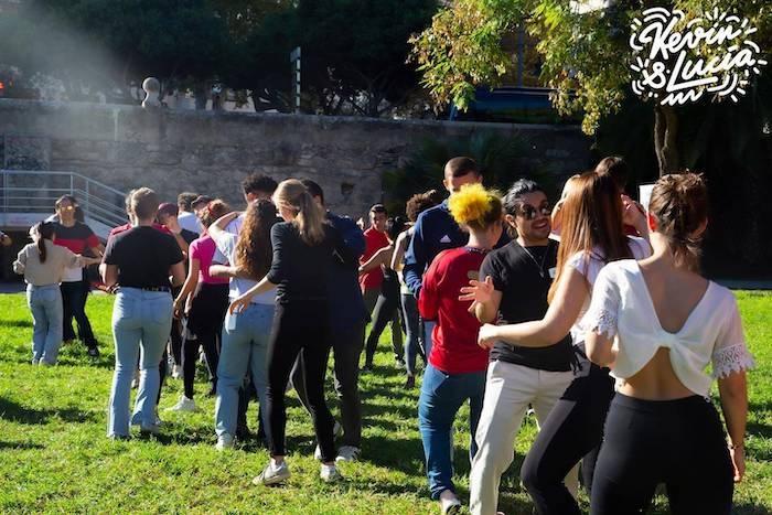 des personnes en train de prendre un cours de danse dans les jardins du Turia à Valencia