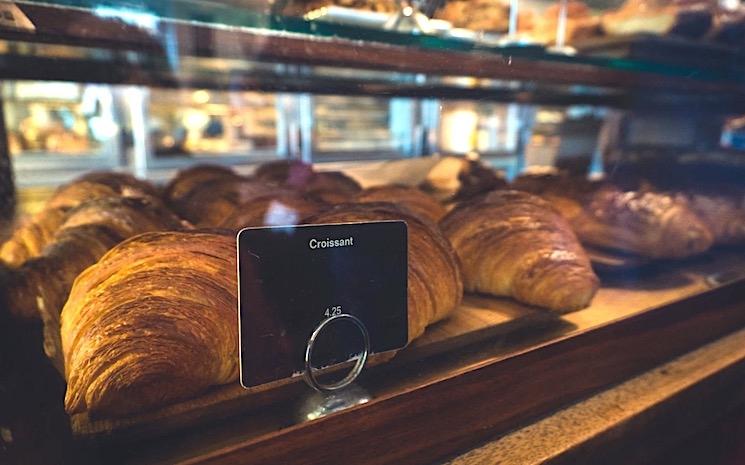 Croissants français dans une boulangerie