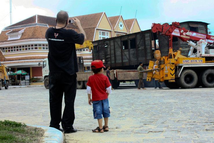 Curtis et son fils a la station de train de Da Lat