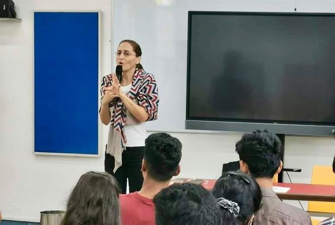 Cynthia Fleury devant les lycéens du lycée français de Pondichéry