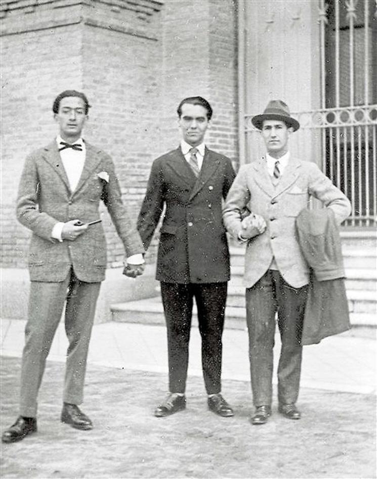 Une photo en noir et blanc de trois hommes