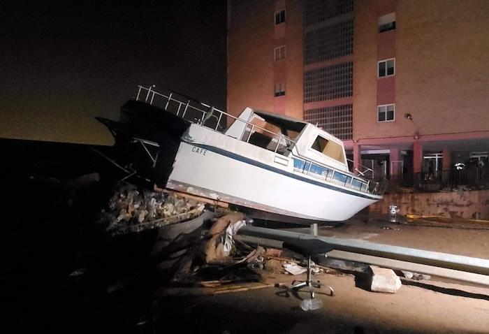 un bateau sur une voiture après DANA à Paiporta