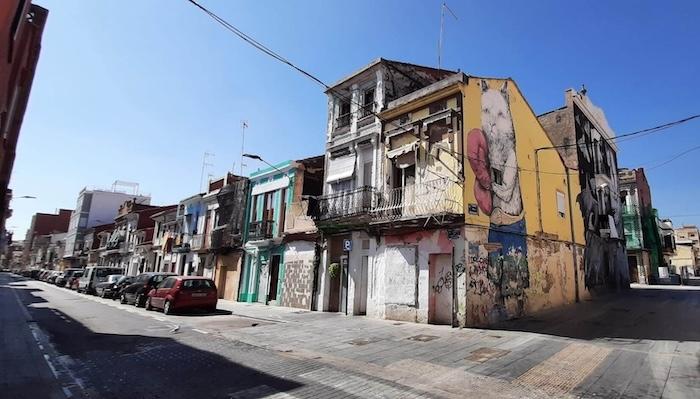 maisons de pecheurs colorées avec une oeuvre de street art représentant un chat boxeur dans le Cabanyal à Valencia