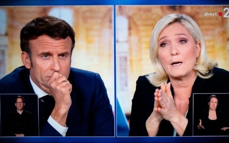 Image des deux candidats qui s'affrontent pendant le débat