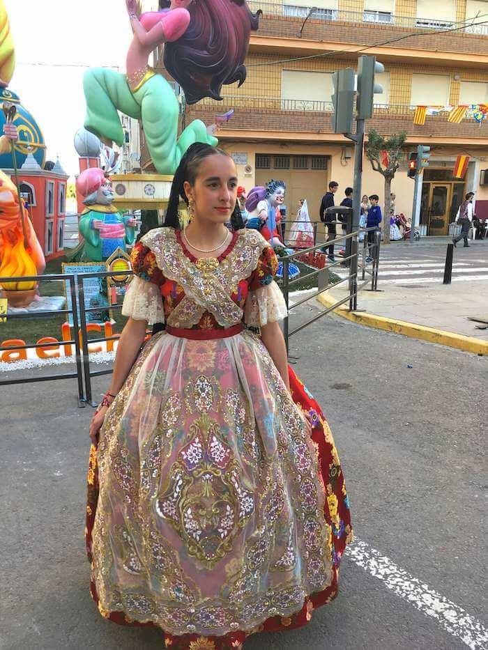 Une fallera vétue d'une robe traitionnelle pendant les Fallas de Valencia