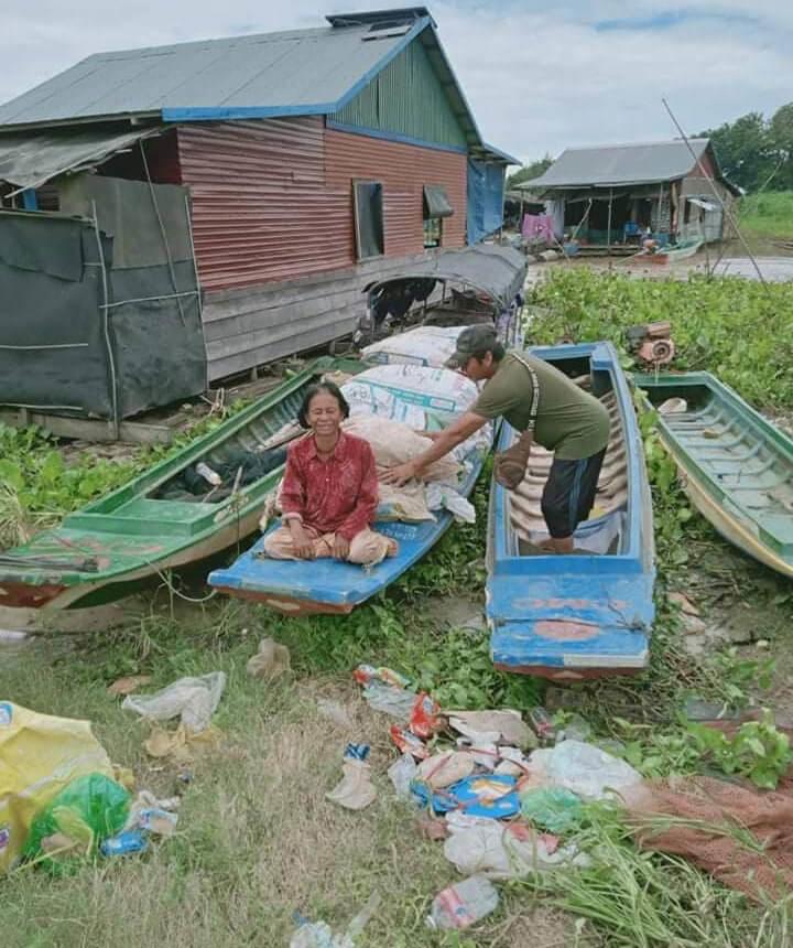 des pêcheurs cambodgiens ramasse des déchets sur le tonlé Sap.