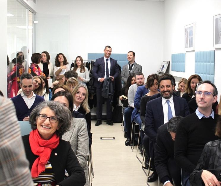 des personnes assises dans une salle