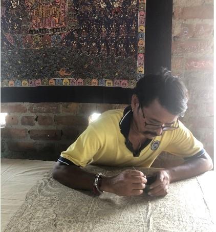 Chandrakan Chitara, dessinateur sur textile dans le Gujarat