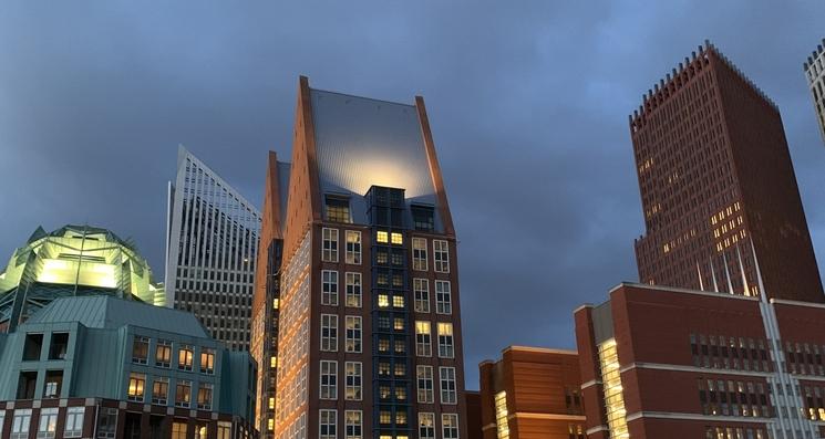 La Haye, capitale politique des Pays-Bas, vue de nuit (Photo: Emma Dailey)