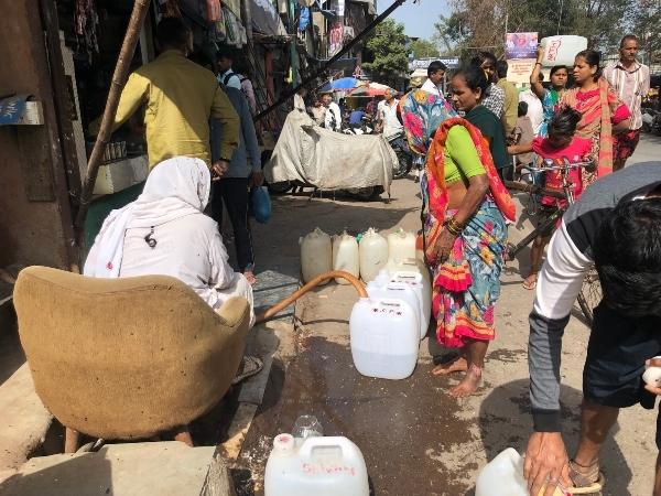 Des femmes remplissant des bidons d'eau à Mumbai