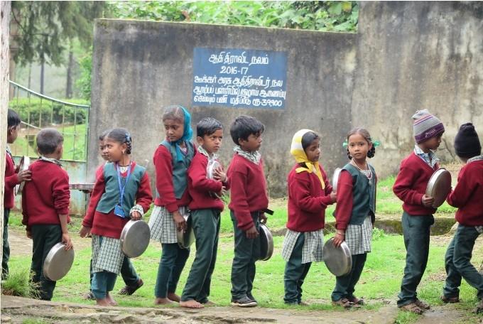 des élèves attendant la distribution du repas dans une école rurale