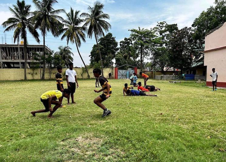 Les jeunes de l'ONG Don Bosco Ashalayam s'entrainent au rugby