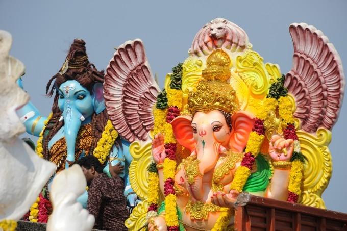 Deux Ganesh en route pour la mer à Chennai