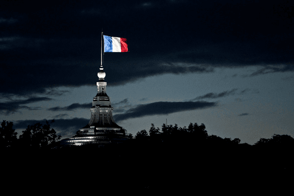 le drapeau de a France flotte dans la nuit noire 