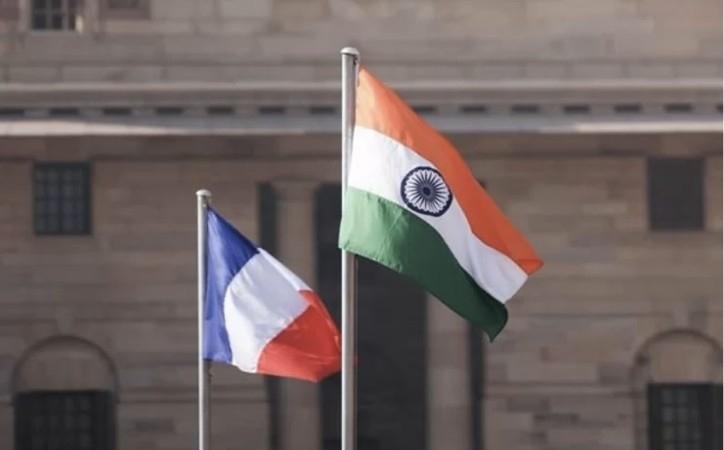 Le drapeau indien et le drapeau français flottant dans le ciel