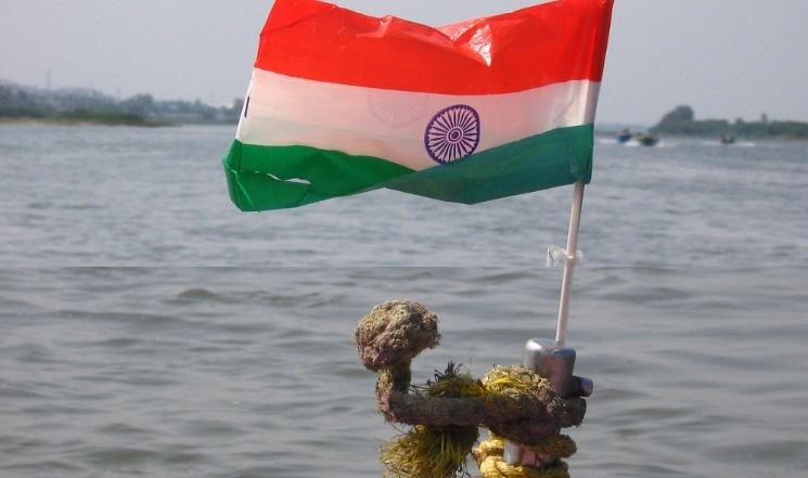 Un drapeau de l'Inde sur un bateau dans la meer