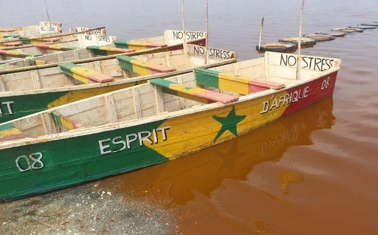 Pirogues peintes au lac Rose, Sénégal 