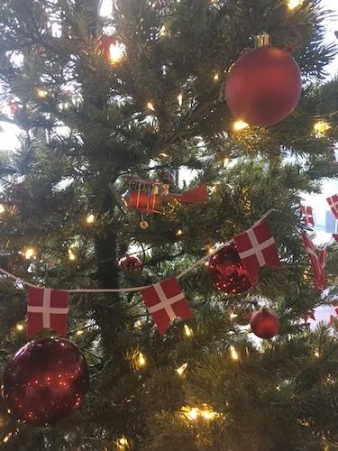 le drapeau danois en guirlande de Noël 