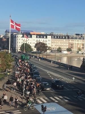 Drapeaux flottant sur le pont de la Reine Louise à Copenhague 