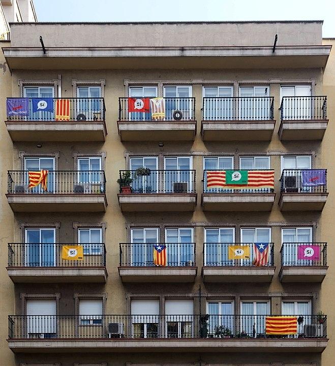 des drapeaux pour l'indépendance aux balcons, en 2017