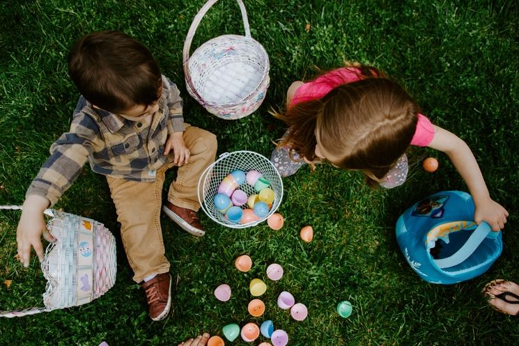 Des enfants ont récupéré les oeufs de Pâques dans le jardin