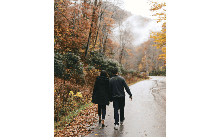 couple qui marche dans une foret