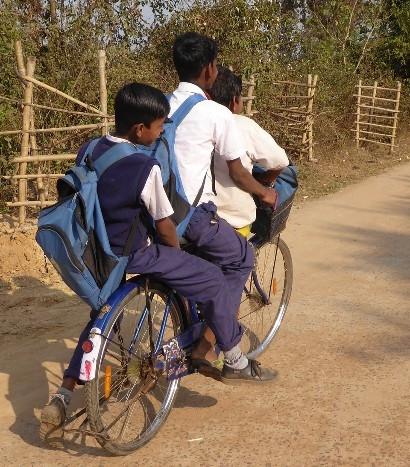 des écoliers se déplaçant en vélo