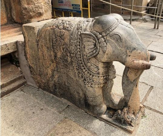 Un éléphant de pierre devant un temple du Tamil Nadu