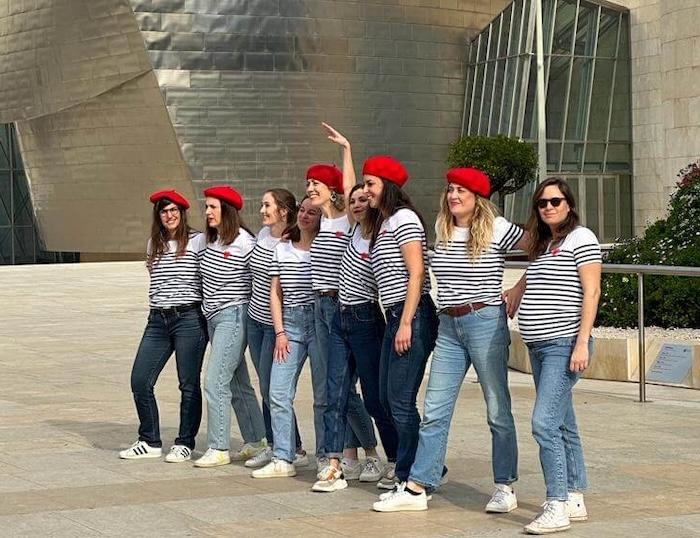 elise ponse et d'autres femmes de l'association Bilbao Accueil en tenues françaises avec le berret