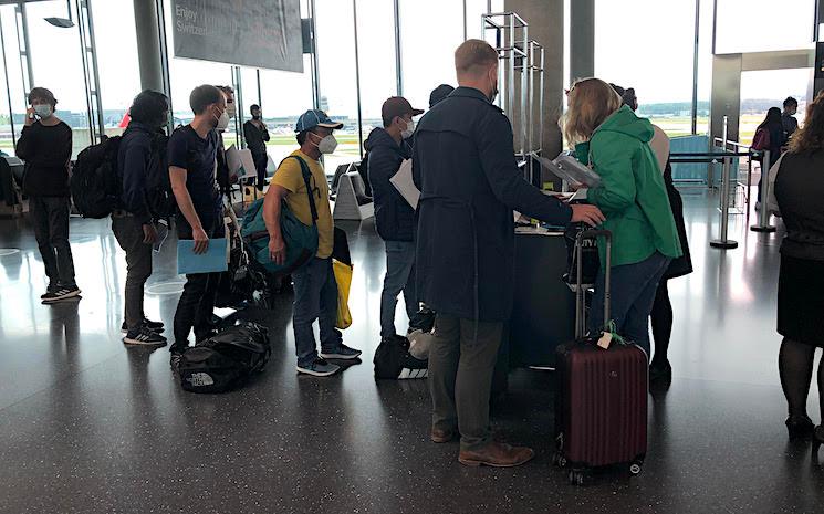 file d'attente pour embarquer vers Hong Kong