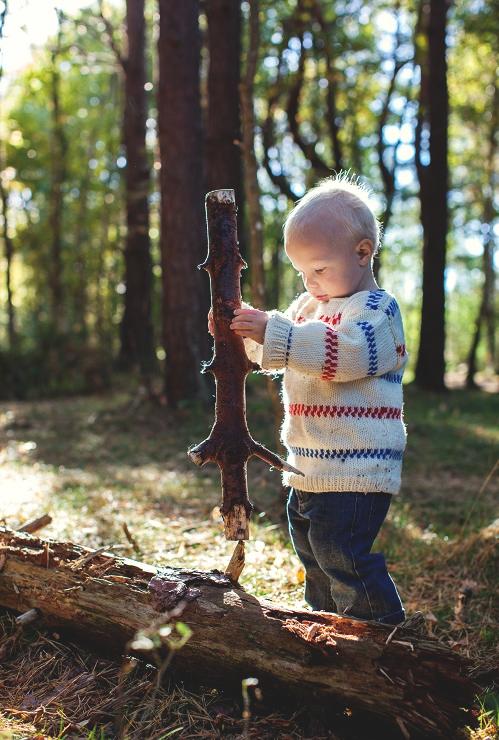 enfant-explore-forêt