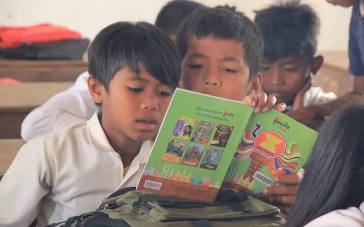 enfant en train de lire 